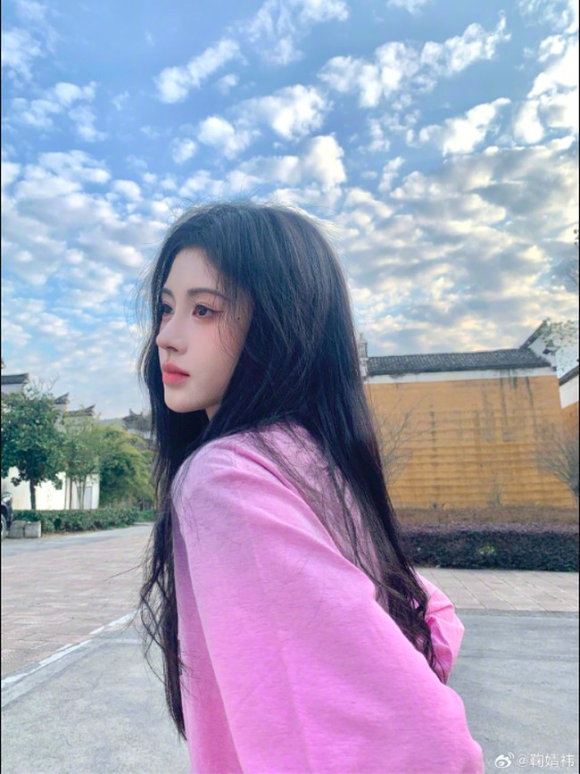 Beberapa netizen tidak setuju dengan julukan kecantikan 1 dari 4.000 karena perbedaan wajah Ju sebelum dan setelah debut.  Foto: Weibo Ju Jingyi