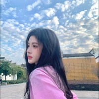 Beberapa netizen tidak setuju dengan julukan kecantikan 1 dari 4.000 karena perbedaan wajah Ju sebelum dan setelah debut.  Foto: Weibo Ju Jingyi
