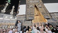 Tradisi pengangkatan kiswah merupakan bagian dari persiapan ibadah haji yang dilakukan setiap tahun, menjelang masuknya Dzulhijjah. Momen ini menjadi penanda awal dimulainya rangkaian ibadah haji, salah satu rukun Islam yang wajib ditunaikan bagi umat Islam yang mampu.