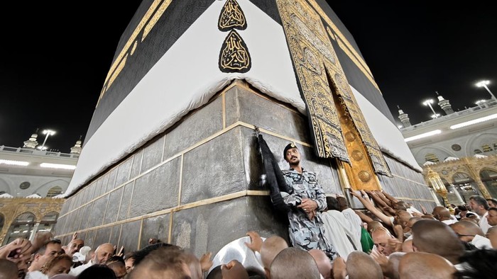 Jamaah calon haji dari berbagai negara bersiap menunaikan Shalat Isya dengan latar belakang Kabah yang telah diselimuti kain ihram di Masjidil Haram, Makkah, Arab Saudi, Rabu (15/5/2025) malam. Kain kiswah Kabah telah diangkat setinggi tiga meter dan selanjutnya dipasangi kain ihram di bagian bawahnya yang menandai dimulainya musim haji 1446 Hijriah/2025 Masehi. ANTARA FOTO/Andika Wahyu