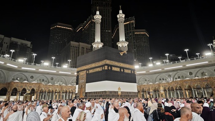 Jamaah calon haji dari berbagai negara bersiap menunaikan Shalat Isya dengan latar belakang Kabah yang telah diselimuti kain ihram di Masjidil Haram, Makkah, Arab Saudi, Rabu (15/5/2025) malam. Kain kiswah Kabah telah diangkat setinggi tiga meter dan selanjutnya dipasangi kain ihram di bagian bawahnya yang menandai dimulainya musim haji 1446 Hijriah/2025 Masehi. ANTARA FOTO/Andika Wahyu