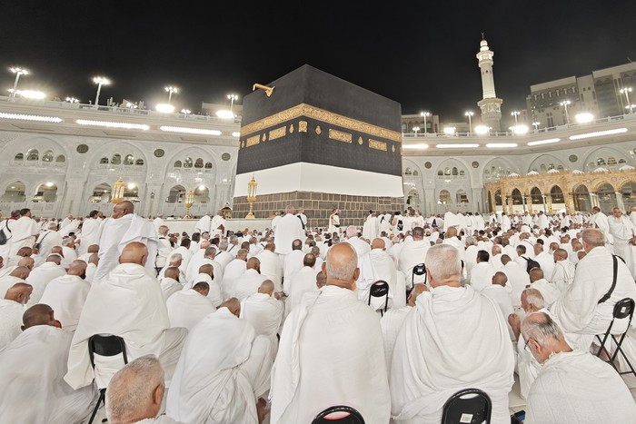 Jamaah calon haji dari berbagai negara bersiap menunaikan Shalat Isya dengan latar belakang Kabah yang telah diselimuti kain ihram di Masjidil Haram, Makkah, Arab Saudi, Rabu (15/5/2025) malam. Kain kiswah Kabah telah diangkat setinggi tiga meter dan selanjutnya dipasangi kain ihram di bagian bawahnya yang menandai dimulainya musim haji 1446 Hijriah/2025 Masehi. ANTARA FOTO/Andika Wahyu