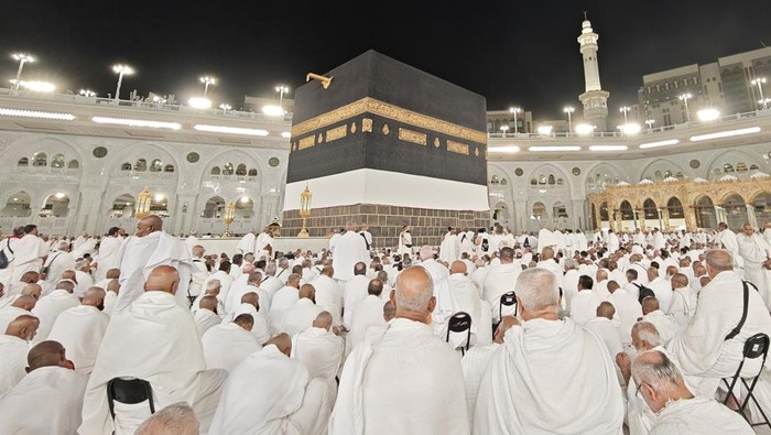 Jamaah calon haji dari berbagai negara bersiap menunaikan Shalat Isya dengan latar belakang Kabah yang telah diselimuti kain ihram di Masjidil Haram, Makkah, Arab Saudi, Rabu (15/5/2025) malam. Kain kiswah Kabah telah diangkat setinggi tiga meter dan selanjutnya dipasangi kain ihram di bagian bawahnya yang menandai dimulainya musim haji 1446 Hijriah/2025 Masehi. ANTARA FOTO/Andika Wahyu