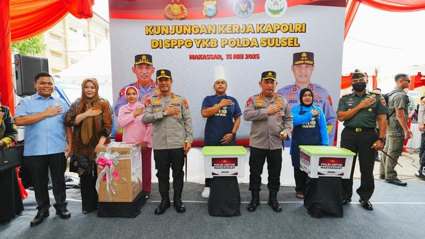 Kapolri Jenderal Listyo Sigit Prabowo meninjau Satuan Pelayanan Pemenuhan Gizi (SPPG) Polda Sulawesi Selatan (Sulsel).