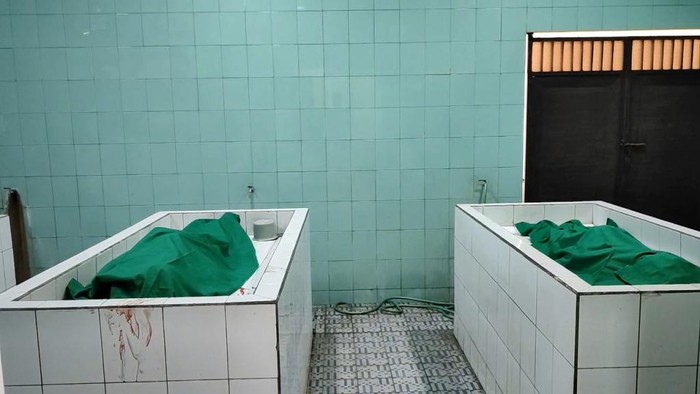 Jenazah dua siswi SMP asal Pasrepan, Kabupaten Pasuruan yang tewas tertabrak truk di  Desa Brambang, Kecamatan Gondangwetan.