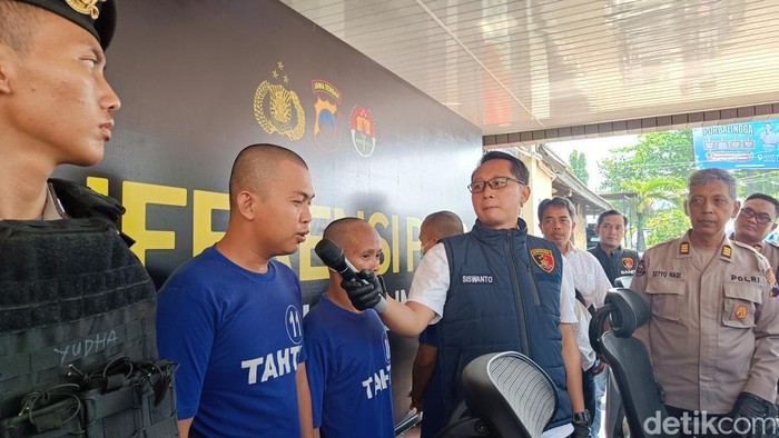 Kedua tersangka pencuri emas dan perhiasan ditangkap polisi di Mapolres Purbalingga, Kamis (15/5/2025).