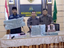 Video: Kejari Trenggalek Sita Uang Rp 1,59 M di Kasus Korupsi KUR