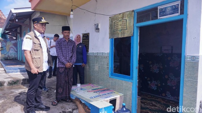 Keluarga di Kota Pasuruan tinggal di area MCK komunal