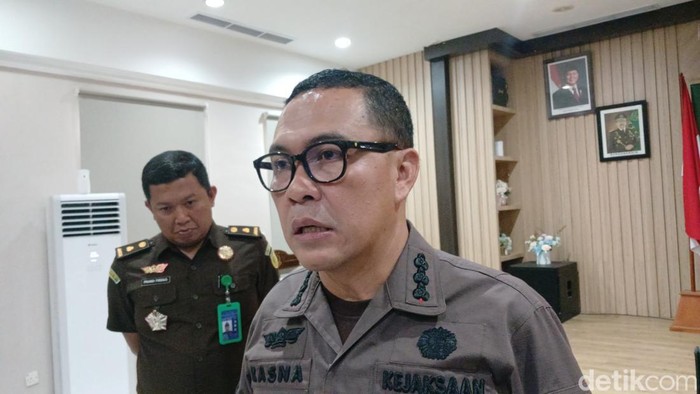 Kepala Kejari Batam, I Ketut Kasna Dedi saat memberikan keterangan. (Alamudin Hamapu/detikSumut)