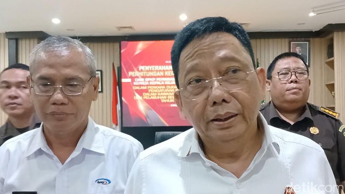 Kepala Kejati Kepri, Teguh Subroto saat memberikan keterangan. (Alamudin Hamapu/detikSumut)