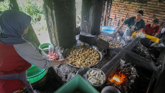 Kesepakatan pelaku industri tahu di Sidoarjo tidak lagi memakai bahan bakar limbah berbahaya.