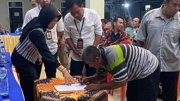 Kesepakatan pelaku industri tahu di Sidoarjo tidak lagi memakai bahan bakar limbah berbahaya.