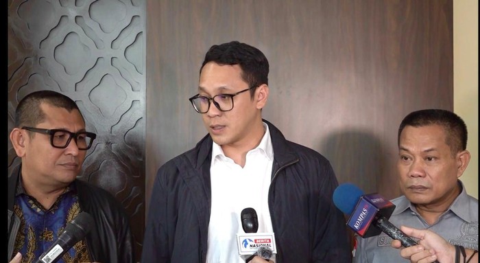 Ketua Komisi C Dimaz Raditya, Wakil Ketua Komisi C Sutikno dan Anggota Komisi C Lukmanul Hakim di Wawancara Awak Media Terkait Kebocoran Tarif Retribusi Parkir Di Kantor DPRD DKI Jakarta.