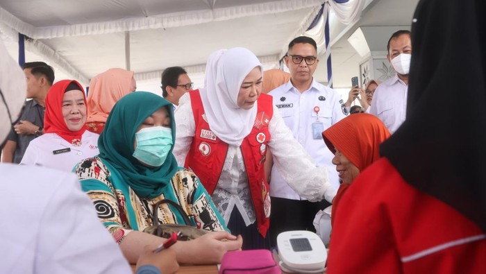 Ketua PMI Sumsel Feby Deru saat meninjau pelaksanaan donor darah dii Kantor UPTB Samsat Palembang IV.
