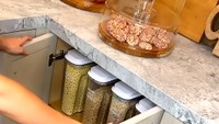Pada kaci meja pantry digunakan oleh Khloe untuk menyimpan stok sereal. Sereal itu dikemas dalam wadah bening berukuran sekitar 1 liter. Foto: YouTube Khloe Kardashian