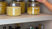 Khloe juga terlihat menyetok beberapa pasta kering yang biasa digunakan olehnya untuk memasak. Selain pasta, ada juga beberapa saus untuk bumbu dan minuman beralkohol. Foto: YouTube Khloe Kardashian