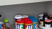 Berikut stok makanan yang disukai oleh Khloe. Terdiri atas beberapa stoples berisikan cookies. Terlihat juga aneka selai dan madu di rak tersebut. Foto: YouTube Khloe Kardashian
