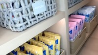 Terdapat beberapa rak di dalam pantry yang luas di rumah Khloe Kardashian itu. Rak paling bawah selalu berisikan camilan untuk stok jajanan sang anak. Foto: YouTube Khloe Kardashian