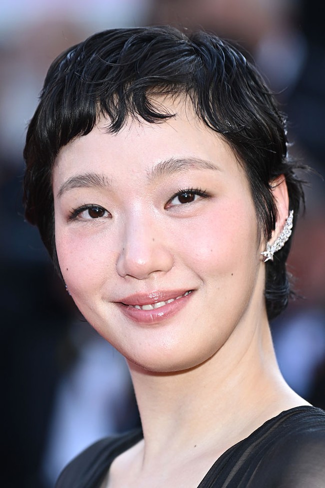 Gaya rambut pixie dengan sentuhan curly di bagian depan memberi keseimbangan antara kesan edgy dan feminin. Sementara itu, riasan wajah tampak natural dengan hasil akhir glowing. Foto: Getty Images/Lyvans Boolaky