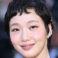 Gaya rambut pixie dengan sentuhan curly di bagian depan memberi keseimbangan antara kesan edgy dan feminin. Sementara itu, riasan wajah tampak natural dengan hasil akhir glowing. Foto: Getty Images/Lyvans Boolaky