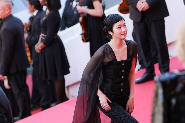 Kim Go Eun dikenal lewat perannya dalam drama populer ‘Goblin’ dan ‘The King: Eternal Monarch’. Hadir di Cannes 2025, aktris 33 tahun ini tampil simpel namun elegan mengenakan jumpsuit hitam dan ambut pixie yang ditata wet look. Foto: Getty Images/Lyvans Boolaky
