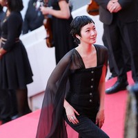 Kim Go Eun dikenal lewat perannya dalam drama populer ‘Goblin’ dan ‘The King: Eternal Monarch’. Hadir di Cannes 2025, aktris 33 tahun ini tampil simpel namun elegan mengenakan jumpsuit hitam dan ambut pixie yang ditata wet look. Foto: Getty Images/Lyvans Boolaky