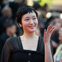 Bintang film ‘Exhuma’ ini memilih jumpsuit hitam dengan desain modern namun tetap mempertahankan nuansa klasik. Materialnya terlihat bertekstur dan sedikit mengilap, memberi kesan mewah tanpa perlu banyak detail mencolok.  Foto: Getty Images/Lyvans Boolaky