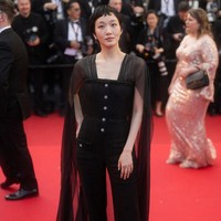 Untuk aksesori, Kim Go Eun memilih ear cuff yang mempertegas karakter gayanya, serta cincin berlian yang menambahkan kesan glamor tanpa terkesan berlebihan. Foto: Getty Images/Lyvans Boolaky