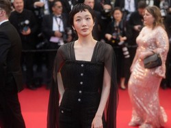 5 Gaya Kim Go Eun di Cannes 2025, Elegan dengan Jumpsuit Hitam Berjubah