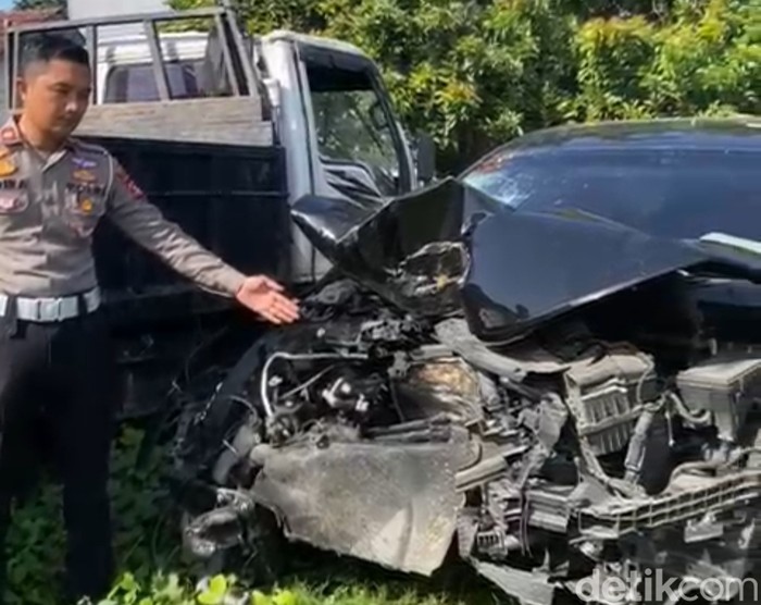 Kondisi mobil Wakil Ketua DPRD Lombok Tengah seusai kecelakaan tunggal, Kamis (15/5/2025).