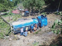 Truk Tangki Masuk Jurang usai Tabrak Pemotor di Pesisir Selatan, 4 Orang Luka
