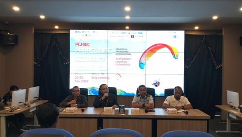 Konferensi Pers penyelenggaraan kejuaraan Paragliding Accuracy World Cup (PGAWC) di Bukit Sky Lancing, Lombok Tengah, NTB, Kamis (15/5/2025). (Ahmad Viqi/detikBali)