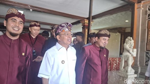 Gubernur Bali, Wayan Koster, saat menghadiri acara Skema Pemasangan PLTS Atap oleh Tim Percepatan PLTS Atap di Gedung Ksirarnawa Art Center Denpasar. Kamis (15/5/2025).(Fabiola Dianira)