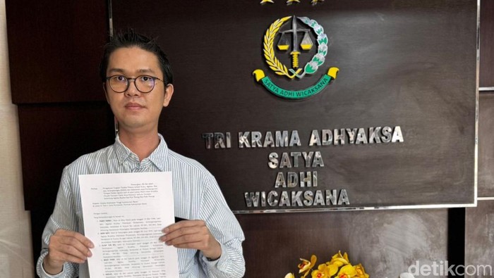 Kuasa hukum umat Buddha Yayasan Catur Arya Satyani, Raka Dwi Permana, membuat pengaduan di Kejati Kalbar