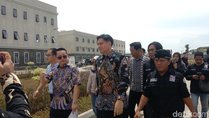 Kunjungan Bupati Indramayu Lucky Hakim di pabrik sepatu Indramayu