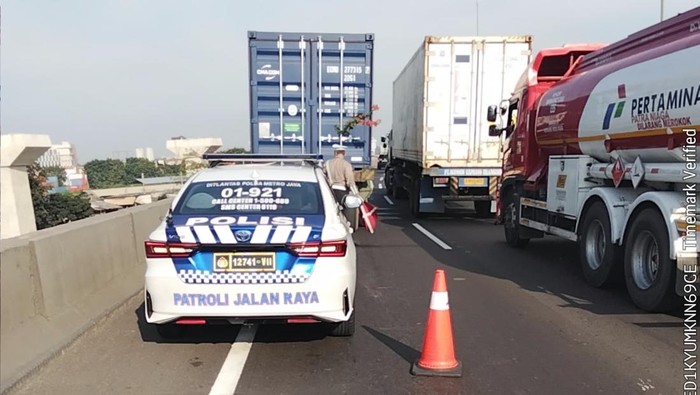 Lalin di Tol Wiyoto Wiyono Arah Pluit Tersendat Imbas Truk Gangguan