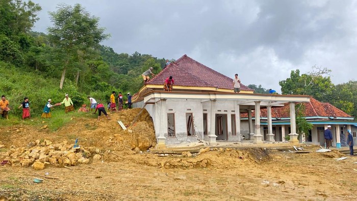 Penampakan longsor yang menerjang rumah warga di Kecamatan Penganten, Pamekasan