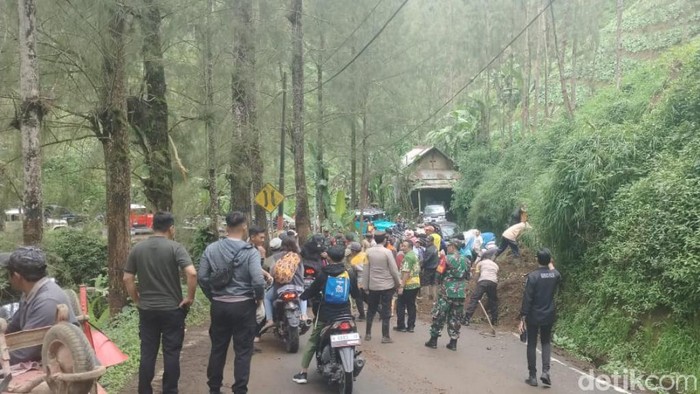 Longsor di jalur wisata Bromo, Tosari, Pasuruan.