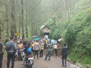 Longsor Tutup Jalur Wisata Bromo di Tosari Pasuruan