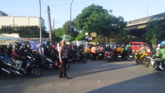 Macet di kolong tol kawasan Cakung, baik menuju arah Cilincing maupun Bekasi. (dok.Istimewa)
