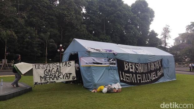 Mahasiswa UGM menggelar tenda untuk berkemah memprotes penanganan kekerasan seksual dan menuntut kampus tegas dalam menyikapi situasi negara saat ini, Kamis (15/5/2025).