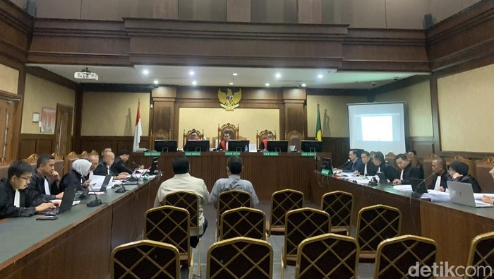 Mantan Direktur Impor Kemendag Indra Sari Wisnu Wardhana mengakui mengakali sistem untuk menerbitkan surat izin impor gula kristal mentah produsen gula swasta.