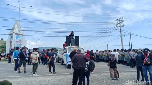 Massa menuntut akses jalan menuju Pelabuhan Poto Tano Sumbawa Barat, Kamis (15/5/2025).