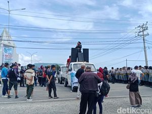 Desak Provinsi Sumbawa, Massa Demo Kantor Gubernur dan Tutup Pelabuhan Poto Tano