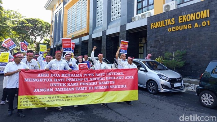 Massa aksi damai eks dosen dan tenaga kependidikan Yayasan Perguruan Tinggi Borobudur Tidar (YPTBT) di Universitas Tidar menuntut menjadi PNS, Kamis (15/5/2025).