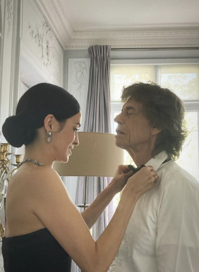 Baru-baru ini Hamrick mengonfirmasi bahwa ia dan ikon rock dari The Rolling Stones itu telah bertunangan sejak dua tahun lalu. Meski perbedaan usia mereka sering menjadi topik hangat, Hamrick tidak merasa terganggu. Baginya, hubungan mereka adalah soal kenyamanan. “Dia malah lebih muda dari saya!” canda mantan balerina itu. Foto: dok. Instagram @melhamrick