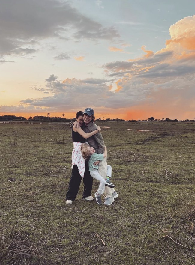 Meski terpaut 44 tahun, hubungan keduanya tampak hangat dan stabil, apalagi dengan kehadiran putra mereka, Deveraux, yang kini telah berusia delapan.  Foto: dok. Instagram @melhamrick