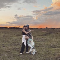 Meski terpaut 44 tahun, hubungan keduanya tampak hangat dan stabil, apalagi dengan kehadiran putra mereka, Deveraux, yang kini telah berusia delapan.  Foto: dok. Instagram @melhamrick