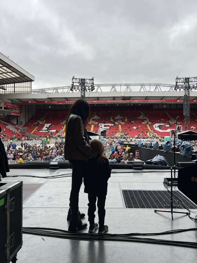 Putra mereka, Deveraux, lahir pada tahun 2016. Dengan rambut pirang ikal, Deveraux kerap mencuri perhatian, seperti potretnya yang beberapa kali terlihat sedang menonton sang ayah saat manggung. Ia adalah anak kedelapan bagi Jagger, namun satu-satunya dari hubungannya dengan Hamrick.  Foto: dok. Instagram @melhamrick