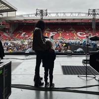 Putra mereka, Deveraux, lahir pada tahun 2016. Dengan rambut pirang ikal, Deveraux kerap mencuri perhatian, seperti potretnya yang beberapa kali terlihat sedang menonton sang ayah saat manggung. Ia adalah anak kedelapan bagi Jagger, namun satu-satunya dari hubungannya dengan Hamrick.  Foto: dok. Instagram @melhamrick